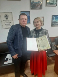 Президент Омской гильдии риэлторов Каюкин Александр Геннадьевич вручил заведующей кафедры "Менеджмент и сервис" Яковлевой Елене Владимировне благодарственное письмо Министра строительства и архитектуры Омской области Рашко Александра Владимировича, Президент Омской гильдии риэлторов Каюкин Александр Геннадьевич вручил заведующей кафедры "Менеджмент и сервис" Яковлевой Елене Владимировне благодарственное письмо Министра строительства и архитектуры Омской области Рашко Александра Владимировича,